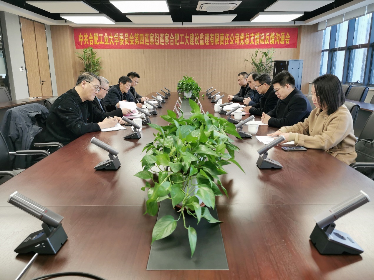 会议室里的人们描述已自动生成 会议室里的人们描述已自动生成