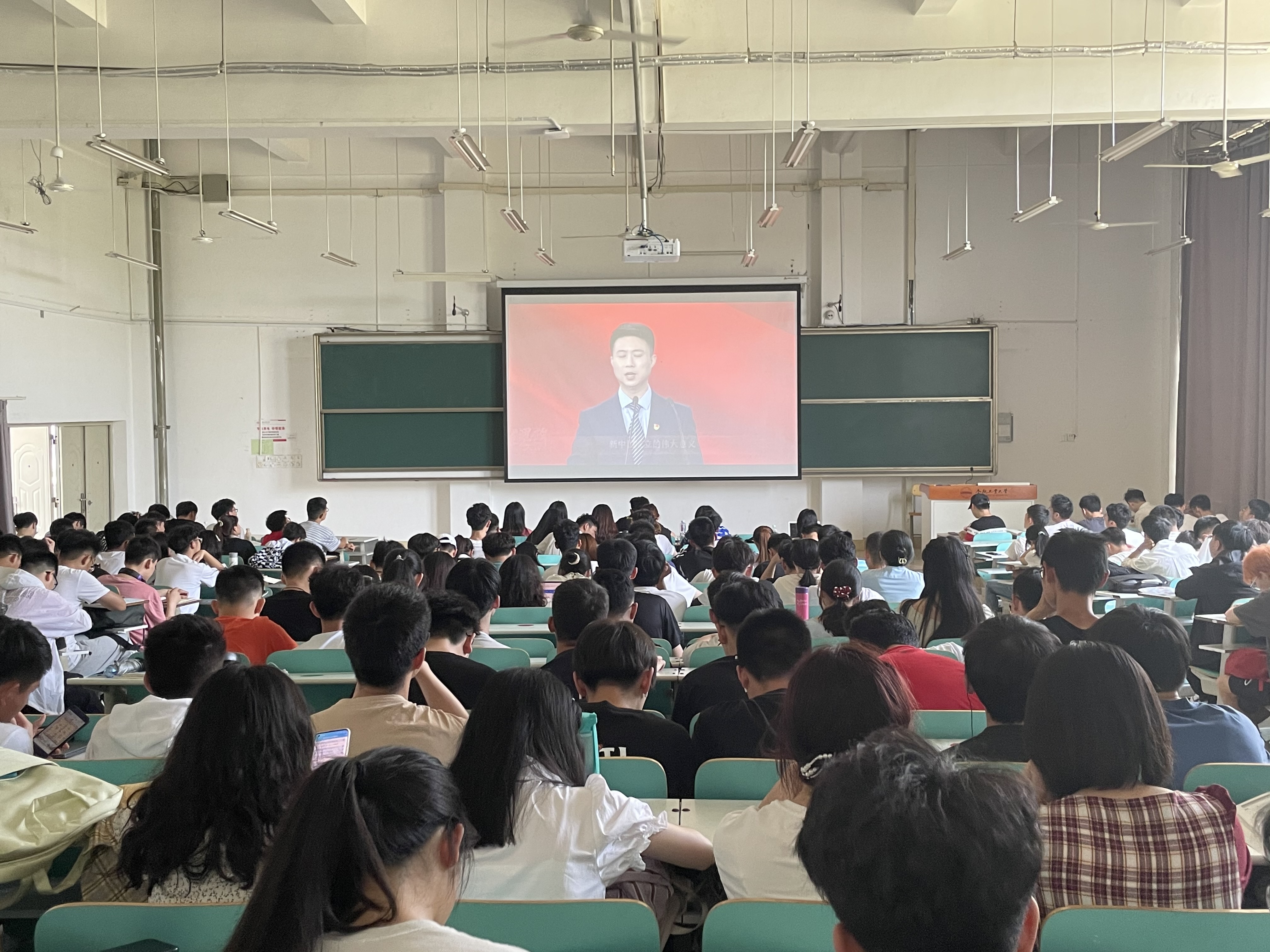微电子学院,物理学院组织学生同上"四史思政大课"