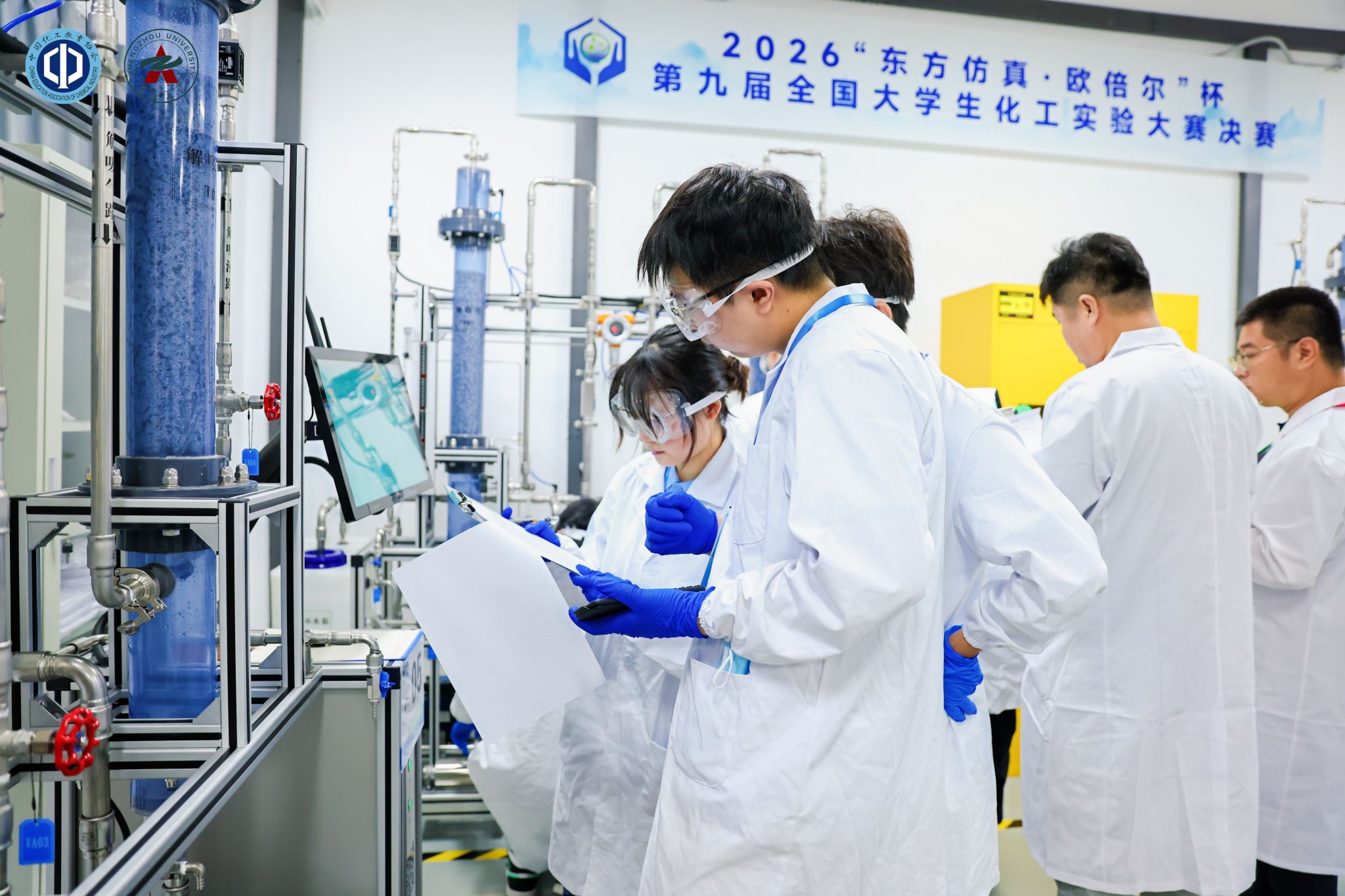我校参赛选手在全国总决赛中进行实验操作